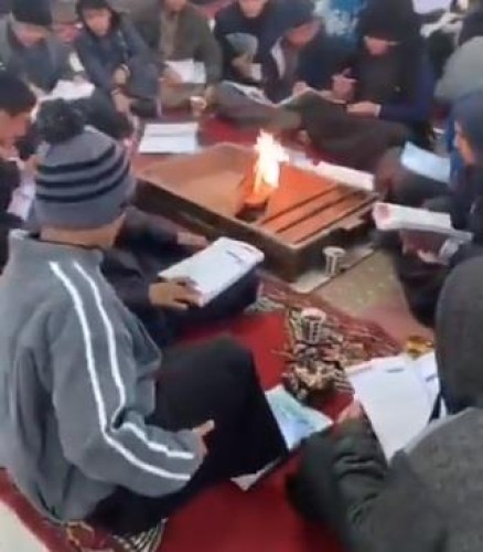 بالفيديو… هذا ما فعله المعلمون لتدفئة الطلاب يوم الاختبار !