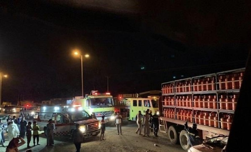 في حادث مروع بـ”المخواة”.. شاهد: سيارة تستقر أسفل شاحنة “غاز” – صور