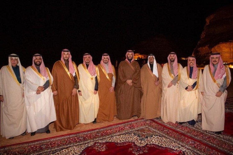 شاهد .. صورة لـ”ولي العهد” مع عدد من الأمراء والوزراء بـ”المخيم الشتوي” في العلا