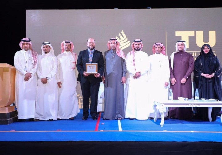 شاهد.. القنصل العام الأمريكي بـ”جدة” يلقي آبيات شعرية من قصيدة للشاعر قيس بن الملوح