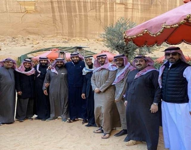 بالصور .. ولي العهد برفقة عدد من الأمراء والوزراء في مطعم أنابلز بـ ‎”العلا”