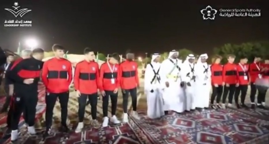 شاهد .. لاعبو أتلتيكو مدريد يؤدون «العرضة» بالرياض