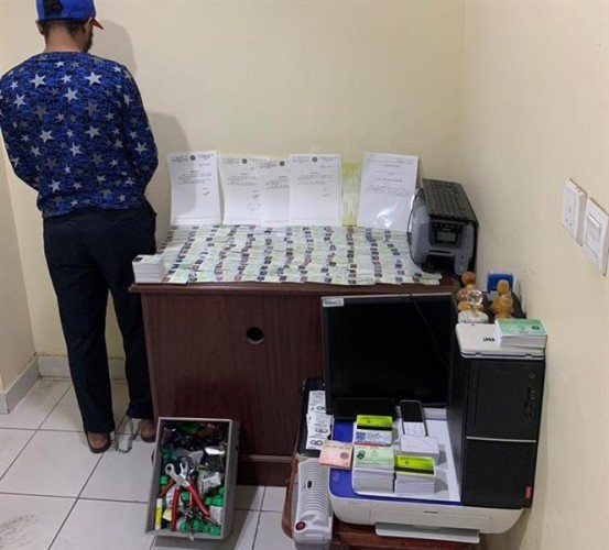القبض على وافد أربعيني ضُبط بحوزته 253 بطاقة مزورة لهوية مقيم في مكة