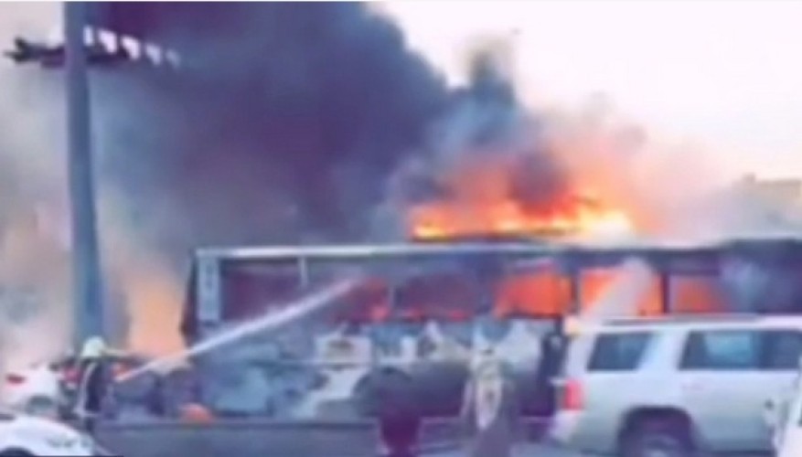 شاهد .. حافلة تتعرض لحريق مروع على طريق الملك عبدالله بالرياض