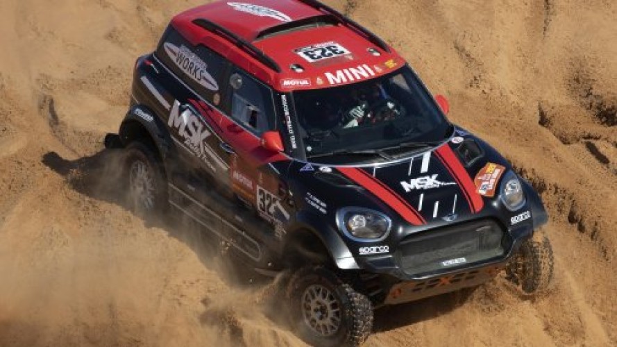 متسابق سعودي يصور ملاحه وهو يصب له القهوة في رالي داكار .. واجراء عاجل من الاتحاد السعودي للسيارات