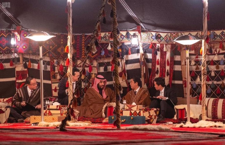 بعيداً عن الرسميات .. بالفيديو: جلسة مباحثات بين ولي العهد ورئيس وزراء اليابان في العلا