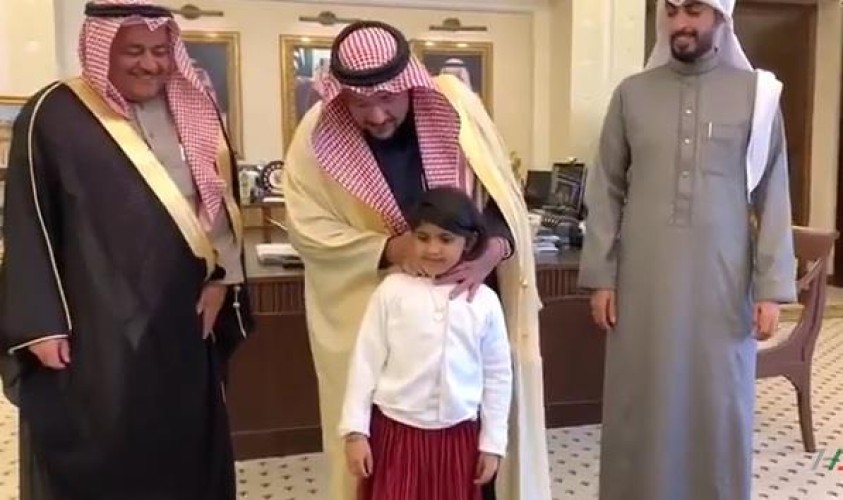 شاهد.. أمير القصيم يتفاعل مع طفلة ظهرت في مقطع فيديو تطلب مقابلته