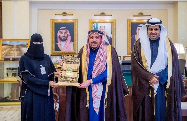 أمير القصيم يكرم فنية التمريض “عزيزة النومسي” والمواطنة “بيان البجادي”