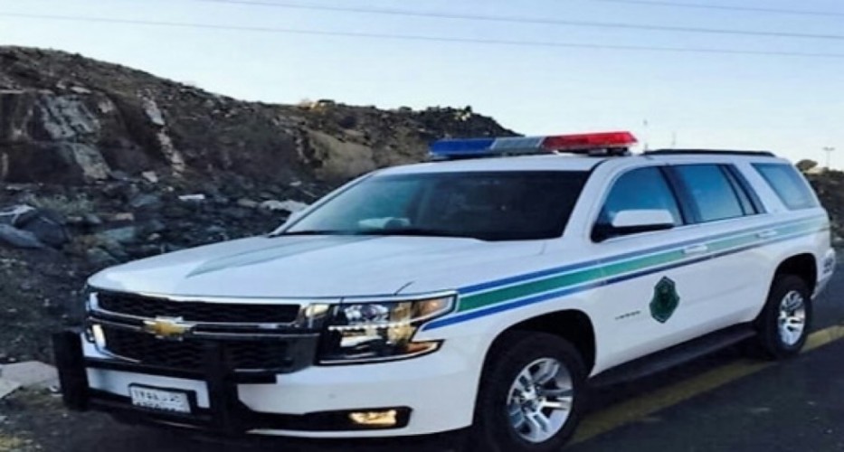 أمن الطرق بمكة ينقذ حياة مواطن علق مثبت السرعة في مركبته على طريق الساحل