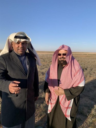 شاهد.. الشيخ السديس يزور مشروع الفقع بالقصيم ويشارك في جمعه