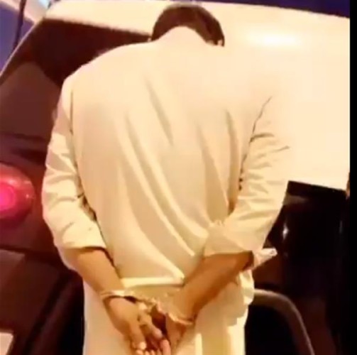 دوريات الأمن بالرياض تحبط محاولة مقيم حاول ابتلاع كمية من الحشيش