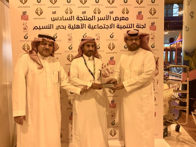 لجنة التنمية الإجتماعية بحي النسيم تفتتح معرض الأسر المنتجة