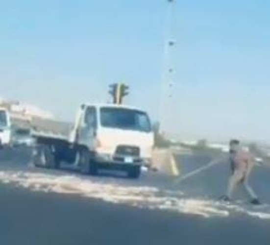 شاهد: رجل مرور يقوم بإزالة أحجار متناثرة على الطريق بتبوك