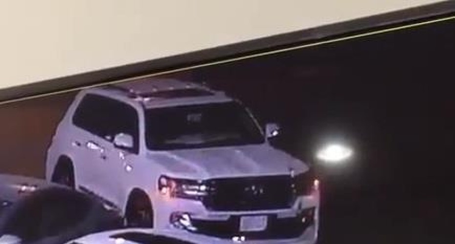 فيديو يوثق سرقة سيارة “لاندكروزر” بجدة.. ومكافأة 20 ألف ريال لمن يدل عليها
