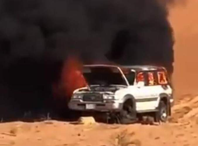 بالفيديو.. النيران تلتهم  “جيب” وسط الصحراء.. والسبب قدر كاتم كهربائي