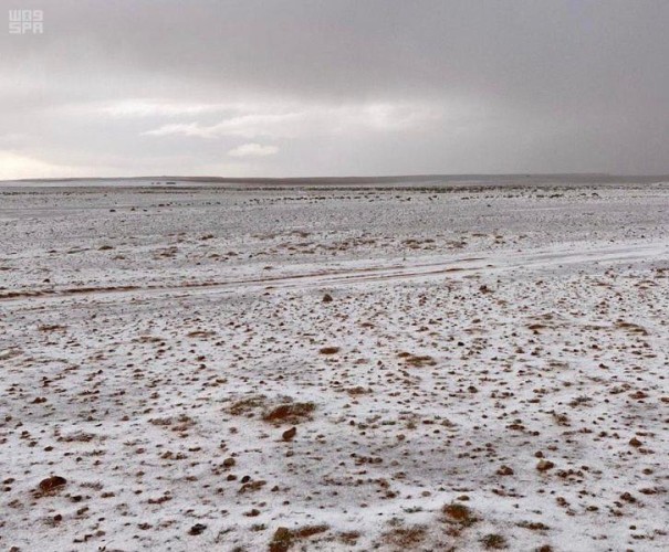 بالصور..تساقط كثيف للثلوج يكسي شعيب “الأبيّض” غرب عرعر باللون الأبيض