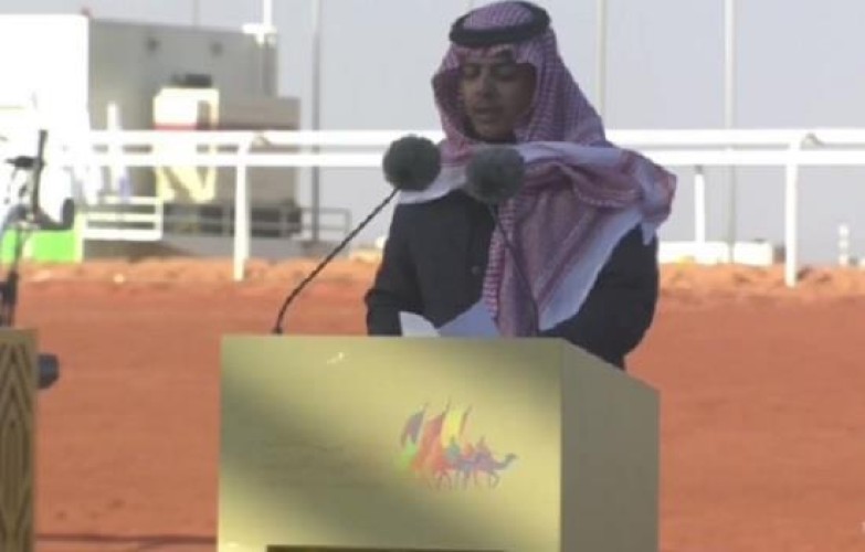 “مْن اَرض المحفل اللي شيّده صقرٍ وريث صقور” .. بالفيديو: الشاعر  “الخالدي” يلقي قصيدة أمام الملك سلمان