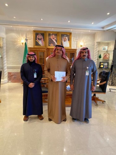 مدير شعبة حفر الباطن يزور محافظ حفر الباطن ويسلمه التقرير المعد للشعبة