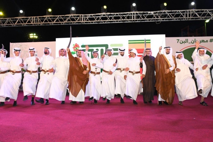 بالصور فرقة فرسان ال ينفع بتمنية شهران تشعل حماس الجمهور بمهرجان البن