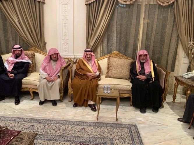 سمو أمير منطقة الرياض يقدم العزاء لأسرة آل الشيخ