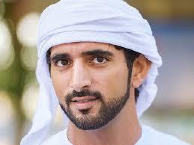 ولي عهد دبي يفاجئ طفلاً سعودياً مولعاً بالخيل ويهديه  حصاناً .. والأخير يطلق عليه اسم “ياقوت”