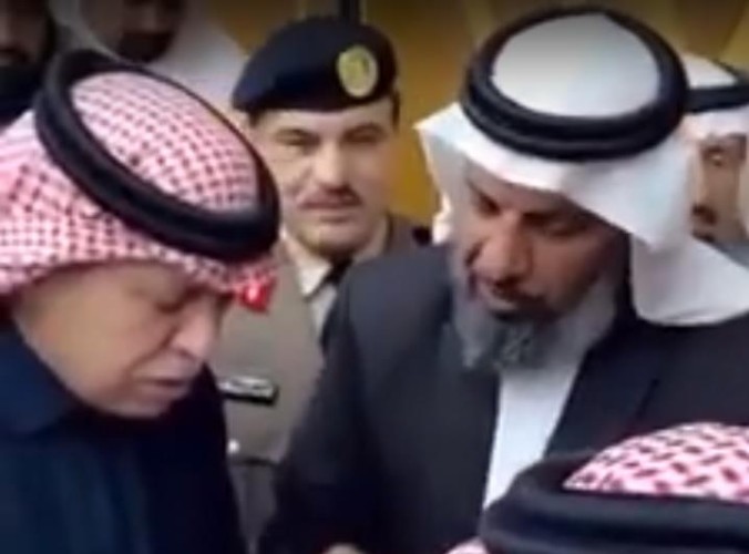 بالفيديو: مواطن يتقدم بشكوى لـ”ماجد القصبي” عن تعثر أحد المشاريع في عسير .. شاهد: ردة فعل الوزير!