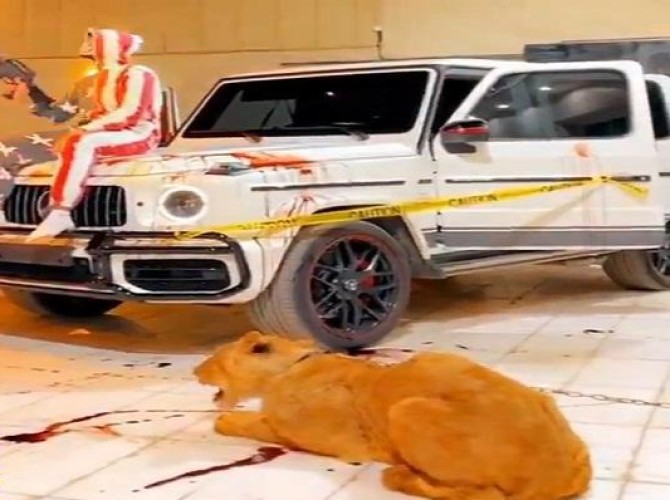 شاهد: شاب يطلق النار وبجواره أسد في الرياض