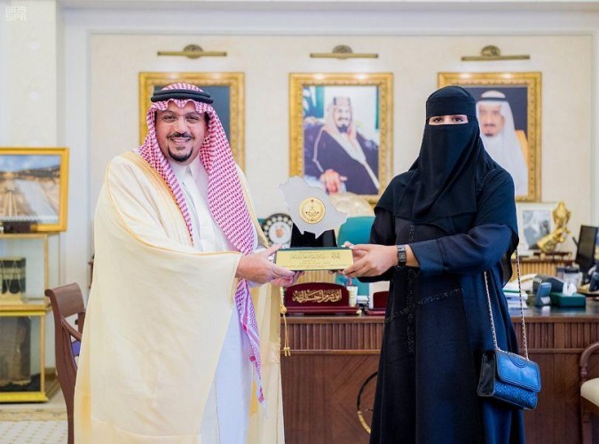 أمير القصيم يكرم المواطنة “مريم المطيري” نظير مساهمتها الخيرية والوطنية ضمن الإجراءات الاحترازية للوقاية من فيروس كورونا