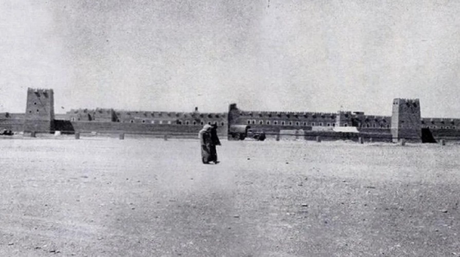 شاهد: صورة تاريخية نادرة لـ”قصر المربع” الذي أسسه الملك عبدالعزيز