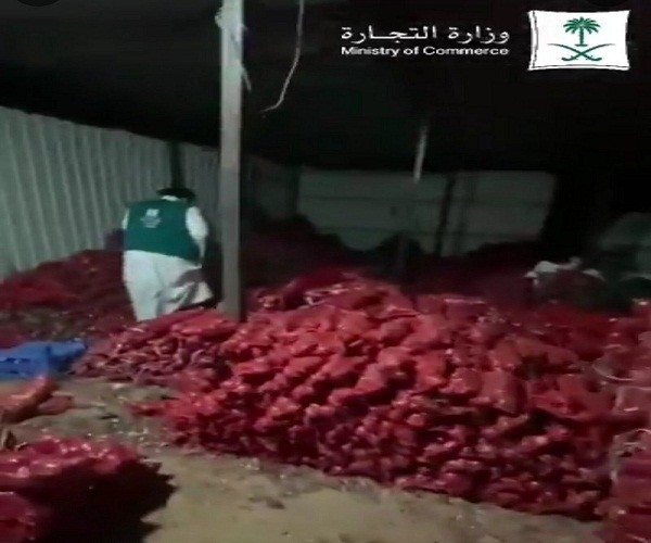 شاهد .. التجارة تضبط عمالة وافدة تقوم ببيع معقمات مغشوشة على أحد المواقع الإلكترونية