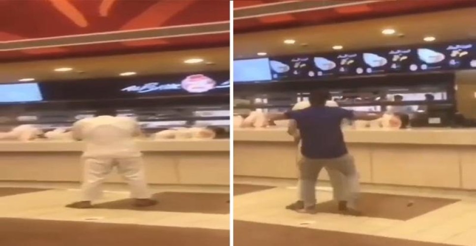 شاهد: رجل يقتحم مطعم البيك بالرياض بسكين .. وفيديو يرصد لحظة القبض عليه!