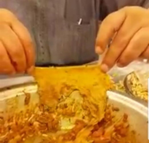 “أمانة مكة” ترد على مقطع فيديو متداول لقطعة قماش داخل وجبة بأحد المطاعم