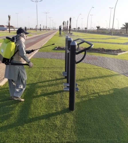 بلدية الحليفة السفلى تواصل أعمالها لتعقيم وتطهير الحدائق والمرافق العامة