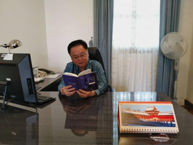 شاهد: ردة فعل السفير الصيني بالمملكة بعد طلب “الربيعة” بالبقاء في المنزل