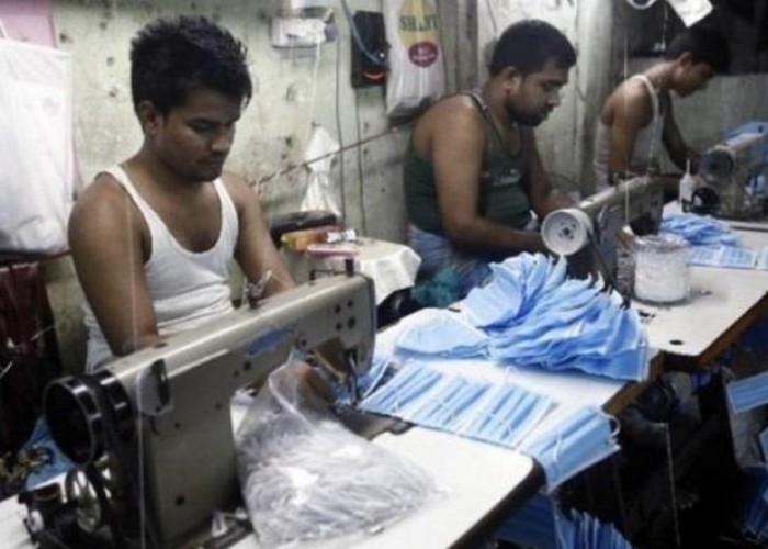 حقيقة الصورة المتداولة لعمالة تصنع الكمامات بطريقة مخالفة .. التجارة تكشف!