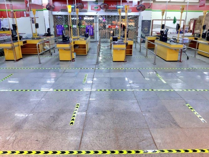 بلدية القريات للمتسوقين: «اترك مسافة».. ومنع الاطفال للوقاية من «كورونا»