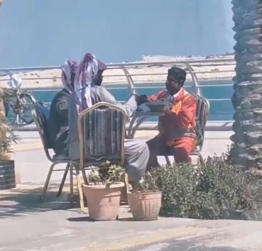 فيديو: في موقف إنساني.. شابان يدعوان عامل نظافة لتناول الطعام معهما على كورنيش الخبر