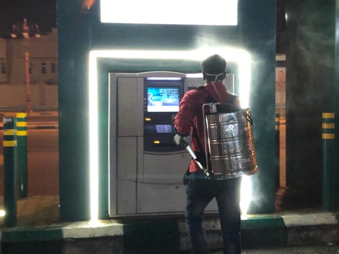 بالفيديو … تزامناً مع صرف رواتب الموظفين « بلدية تيماء » تواصل جهودها الوقائية بتعقيم الصرافات الآلية