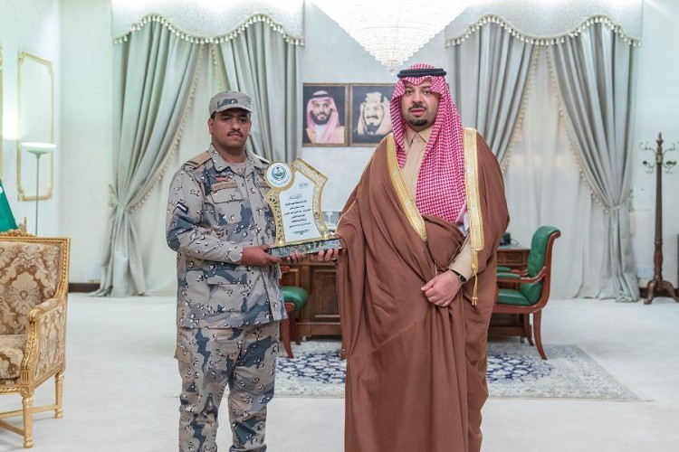 أمير الشمالية يكرم الجندي أول بحرس الحدود “عبدالعزيز الشمري” في رفحاء