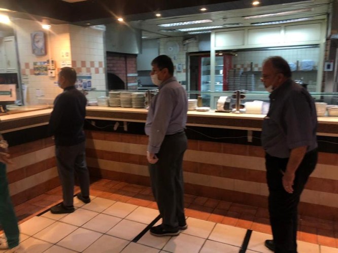 بالصور.. للحد من انتشار كورونا.. “بلدية وسط الدمام” تضع فاصلا بطول مترين في الهايبرات والمطاعم