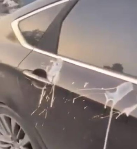 الإطاحة بمواطن سكب مادة سائلة على مقابض أبواب المركبات في جدة