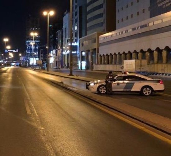 أحد قيادات الأمن محذراً: من يخرج لشراء “الخبز” في وقت منع التجول فسيجد ثمنه 10 آلاف ريال – فيديو