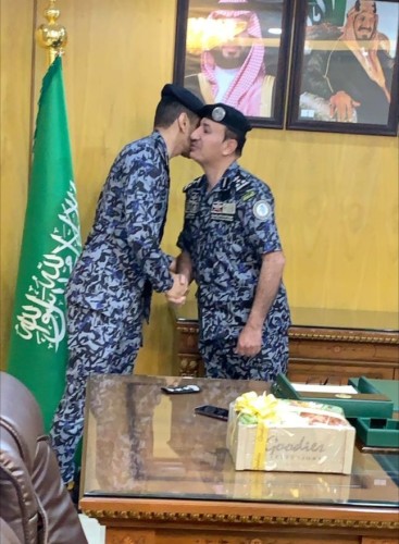 العميد مظلي “محمد بن صالح الجربوع” يتلقى التهاني من زملائه ويستقبلهم في مكتبه بـ”العلا”