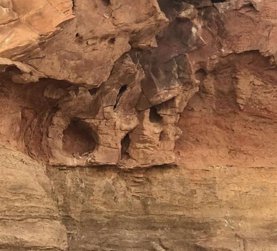 بالصور.. “غيران المجدر” بتيماء.. حجر صحي لمرضى الجدري قبل 60 عاماً.. تعرّف على قصته