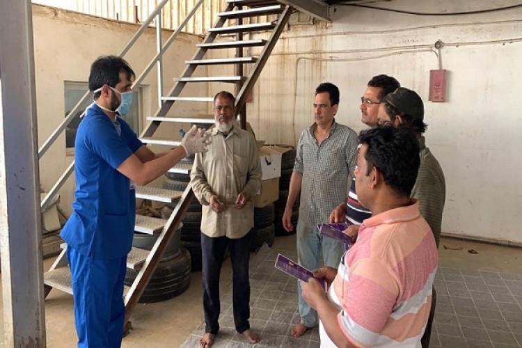 صحة حفر الباطن توعي العاملين بطرق الوقائية من فيروس كورونا بلغاتهم