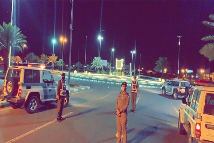 بالصور .. رجال المرور يكثفون جهودهم ومهامهم في الطرق والميادين لتطبيق منع التجول في تثليث