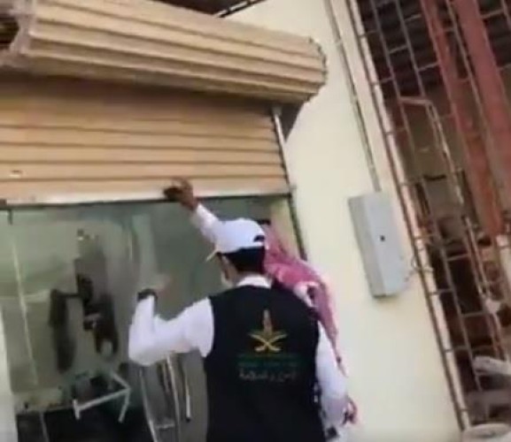 بالفيديو: مراقبان يفاجأن محل حلاق مغلق من الخارج .. وهذا ما حدث عندما فتحوا الباب