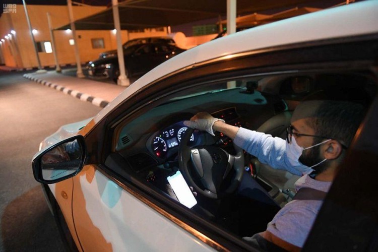 عدد من تطبيقات التوصيل تعلن عن تعليق خدماتها في الرياض