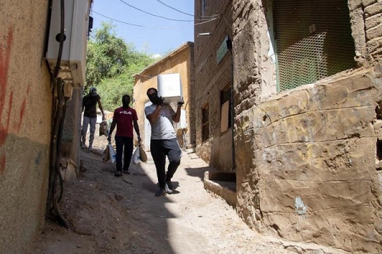 من أجل خدمة الأسر المكية المشموله بالقرار …  شباب مكة يمنعون (التجول) ويساعدون  المتضررين