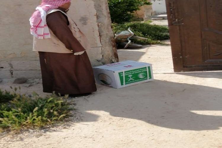 مركز الملك سلمان للإغاثة يوزع 719 طرد غذائي في محافظات المفرق والبلقاء والزرقاء لصالح الأسر الأردنية